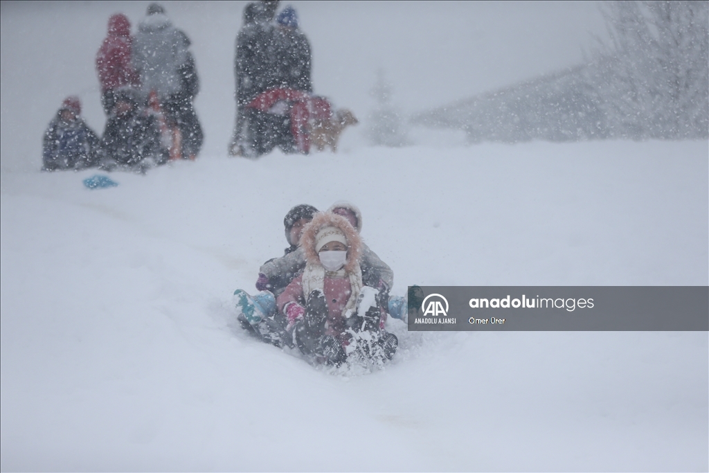 Düzce'de çocuklar karda gönüllerince eğlendi