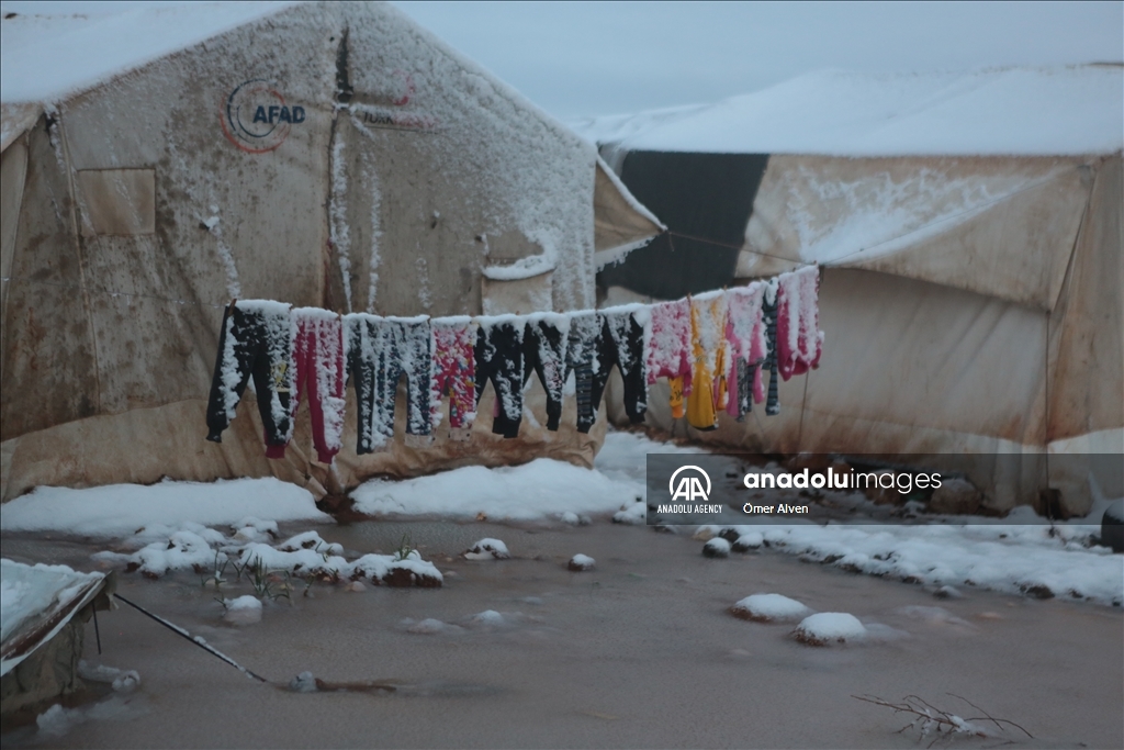 Снегопад на севере Сирии повалил палатки беженцев
