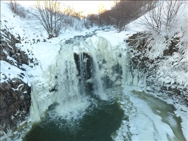 Turquie.. Les magnifiques paysages hivernaux des cascades gelées de Çiseli