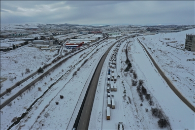 TAG Otoyolu'nda kar nedeniyle uzun araç kuyrukları oluştu