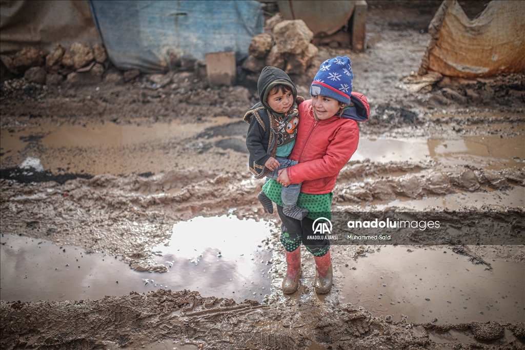 Çadırlarda yaşayan Suriyelilerin kışla çetin sınavı sürüyor