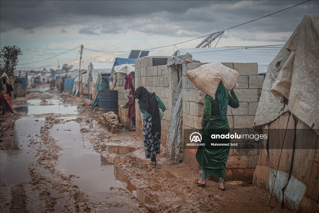 Çadırlarda yaşayan Suriyelilerin kışla çetin sınavı sürüyor