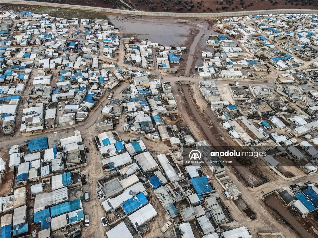 Çadırlarda yaşayan Suriyelilerin kışla çetin sınavı sürüyor