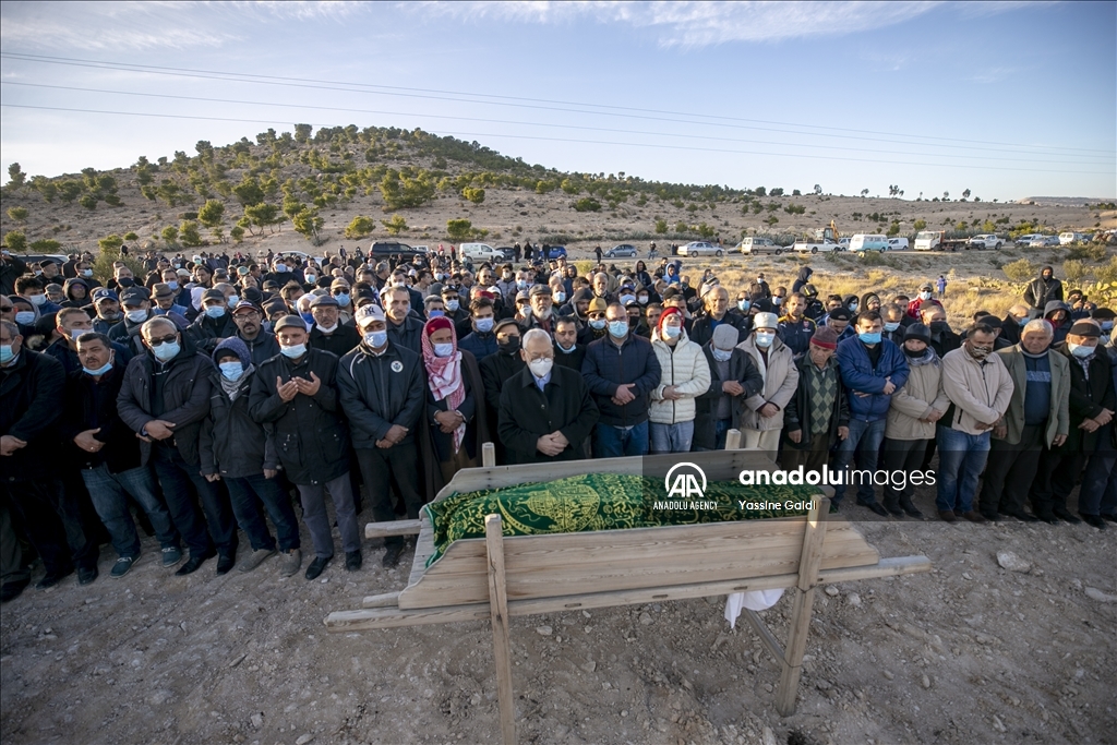 تشييع جثمان متظاهر تونسي توفي متأثرا بإصابته في احتجاجات الجمعة