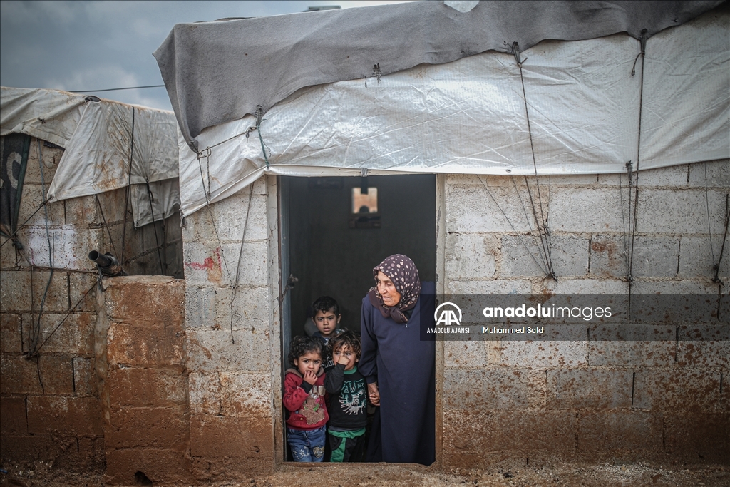 Çadırlarda yaşayan Suriyelilerin kışla çetin sınavı sürüyor