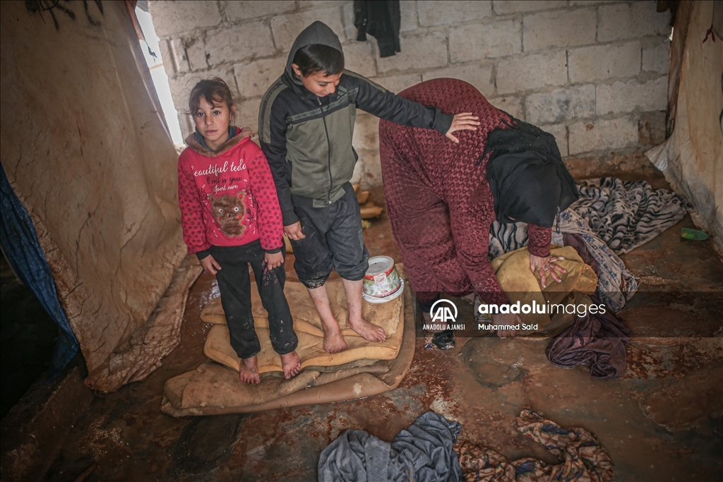 Çadırlarda yaşayan Suriyelilerin kışla çetin sınavı sürüyor