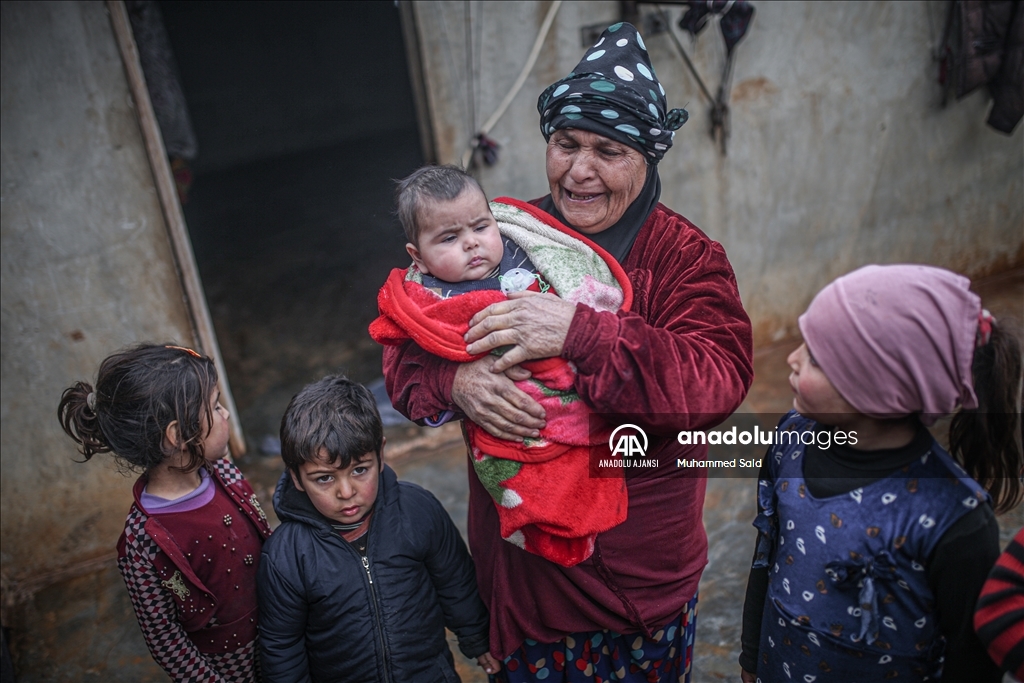 Çadırlarda yaşayan Suriyelilerin kışla çetin sınavı sürüyor