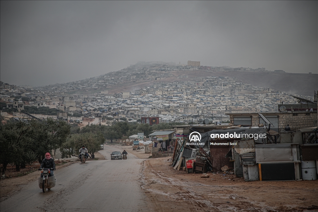 Çadırlarda yaşayan Suriyelilerin kışla çetin sınavı sürüyor