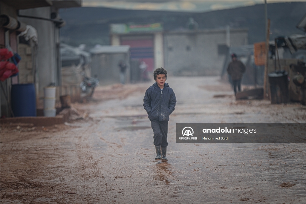 Çadırlarda yaşayan Suriyelilerin kışla çetin sınavı sürüyor
