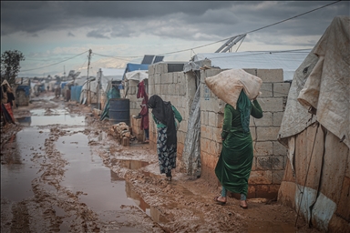 Sûriyeyiyên ku di çadiran da dijîn zivistanê zehmetiyeke pir mezin dikişînin
