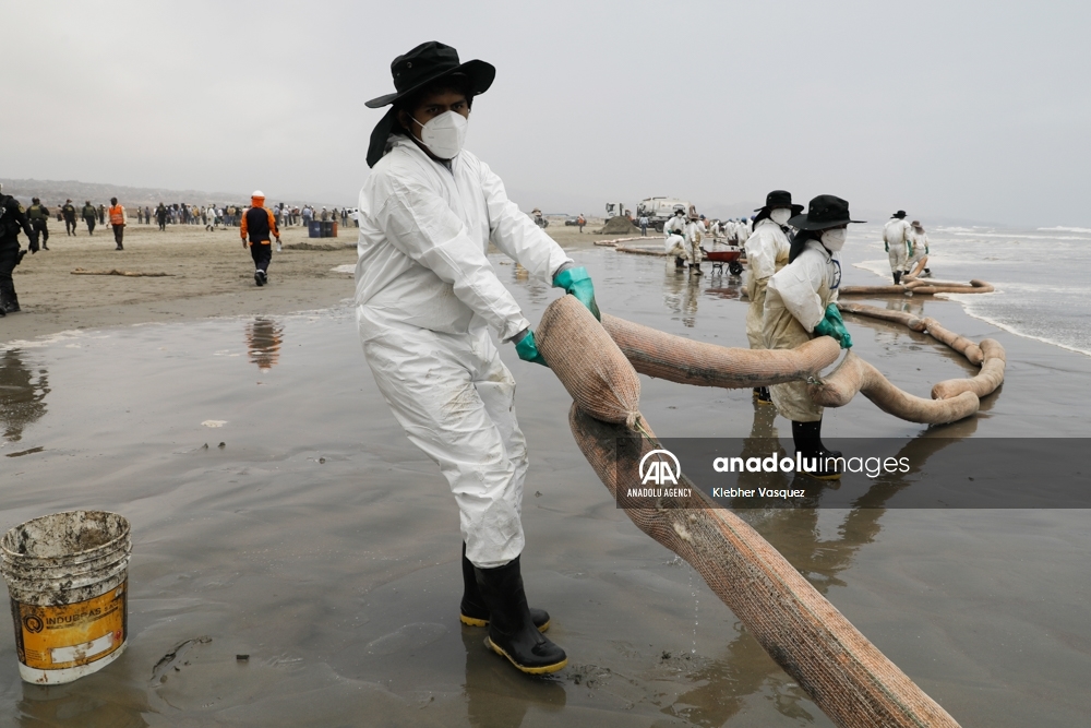 Continúan las labores de limpieza tras derrame de petróleo en el mar de Ventanilla, Perú