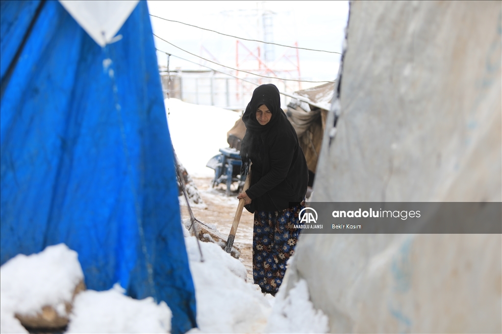 Suriye’nin kuzeyindeki kar yağışı kamplardaki sivilleri zor durumda bıraktı