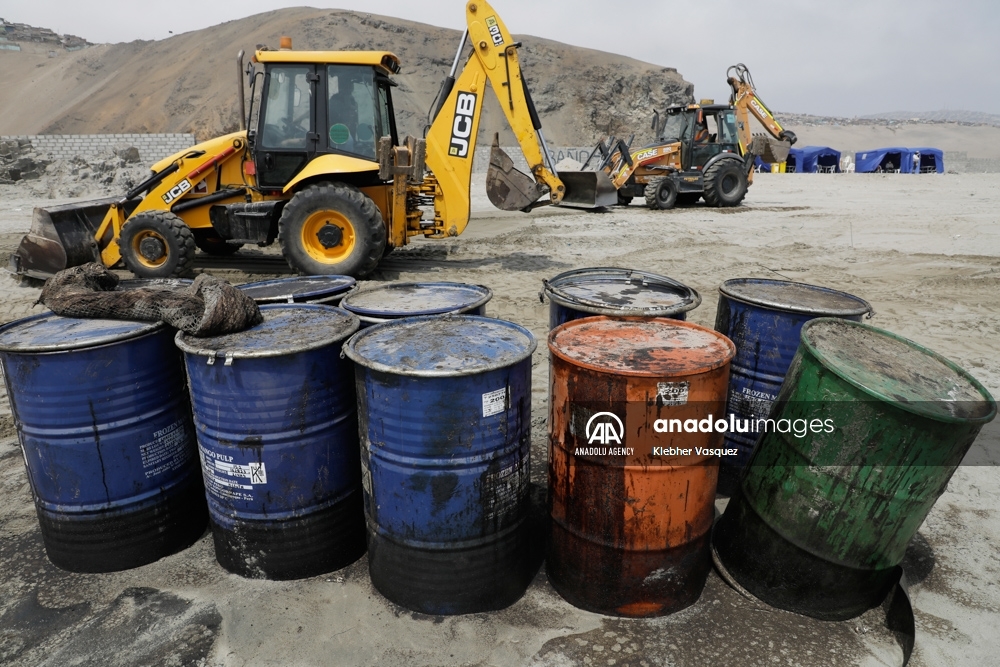 Continúan las labores de limpieza tras derrame de petróleo en el mar de Ventanilla, Perú