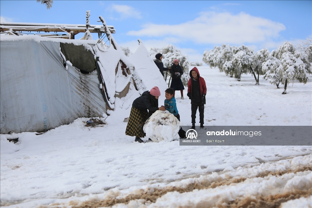 وضعیت دشوار مردم شمال سوریه در سرمای هوا و برف 