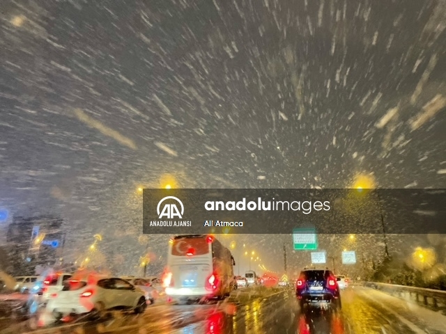 İstanbul'da kar yağışı aralıklarla etkisini sürdürüyor