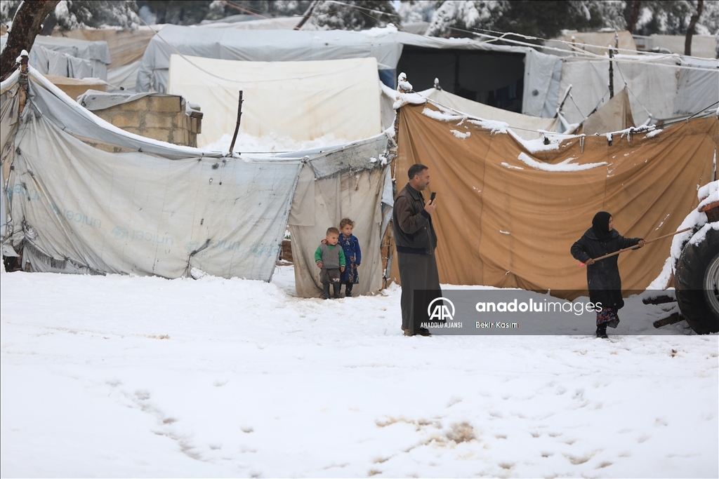 Suriye’nin kuzeyindeki kar yağışı kamplardaki sivilleri zor durumda bıraktı