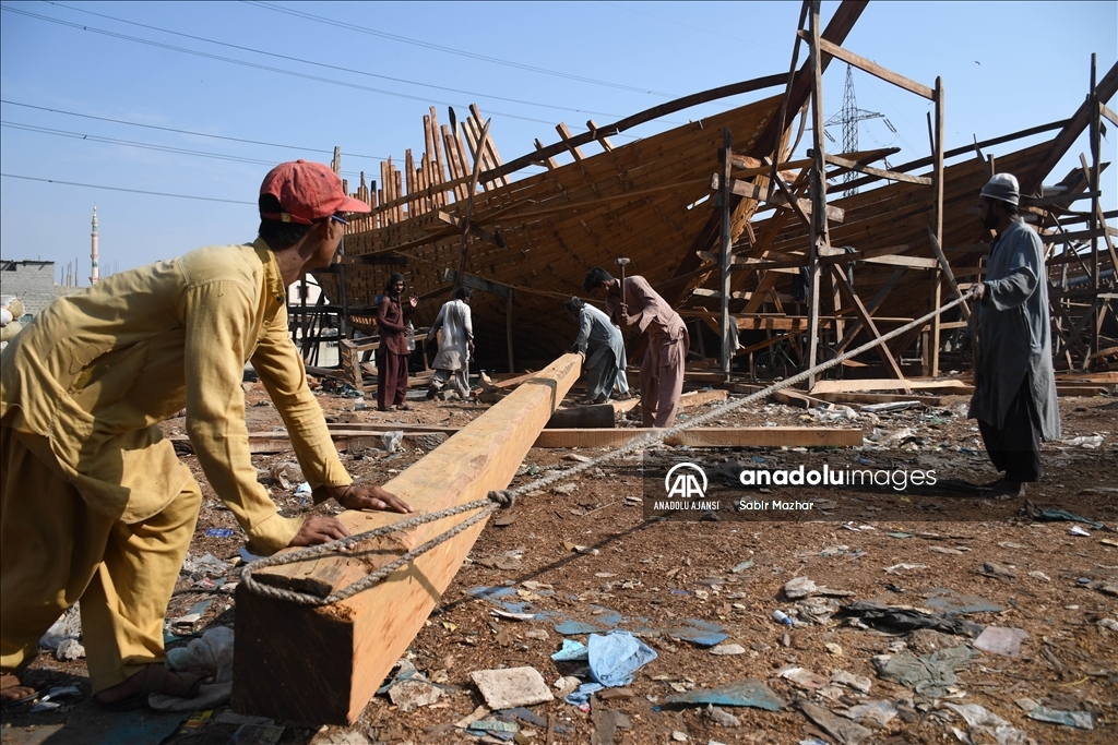 Pakistanlı marangozlar balıkçı teknesi inşa ediyor