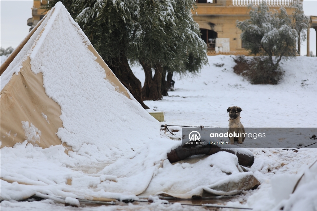 وضعیت دشوار مردم شمال سوریه در سرمای هوا و برف 