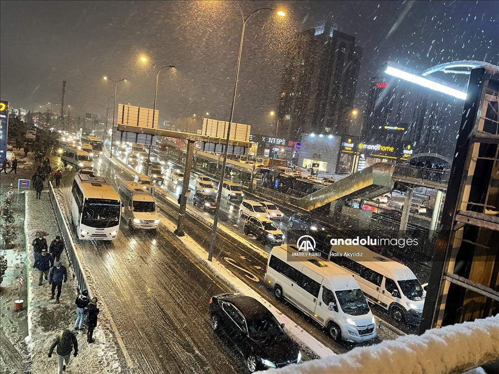 İstanbul'da kar yağışı aralıklarla etkisini sürdürüyor