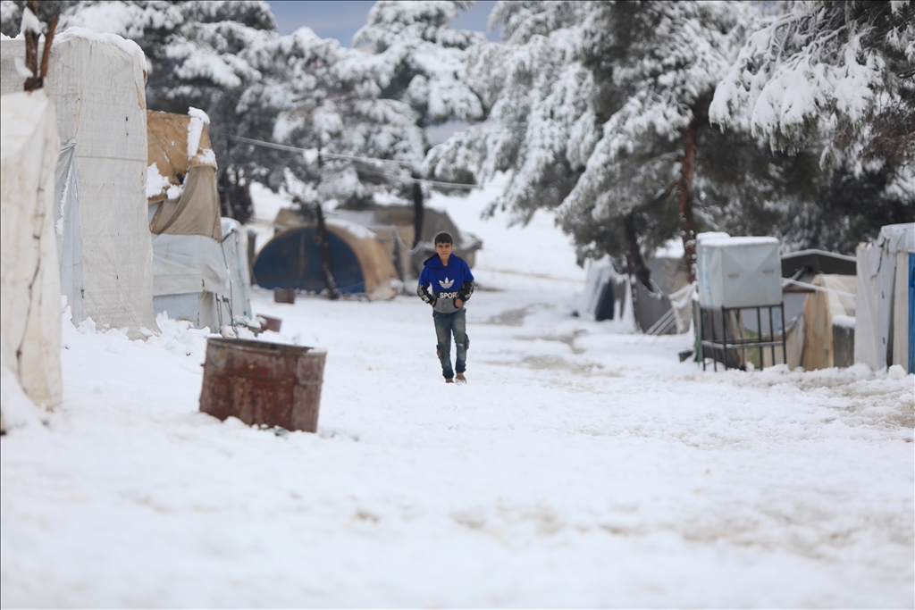Reshjet e borës në veri të Sirisë vështirësojnë jetën e civilëve në kampe