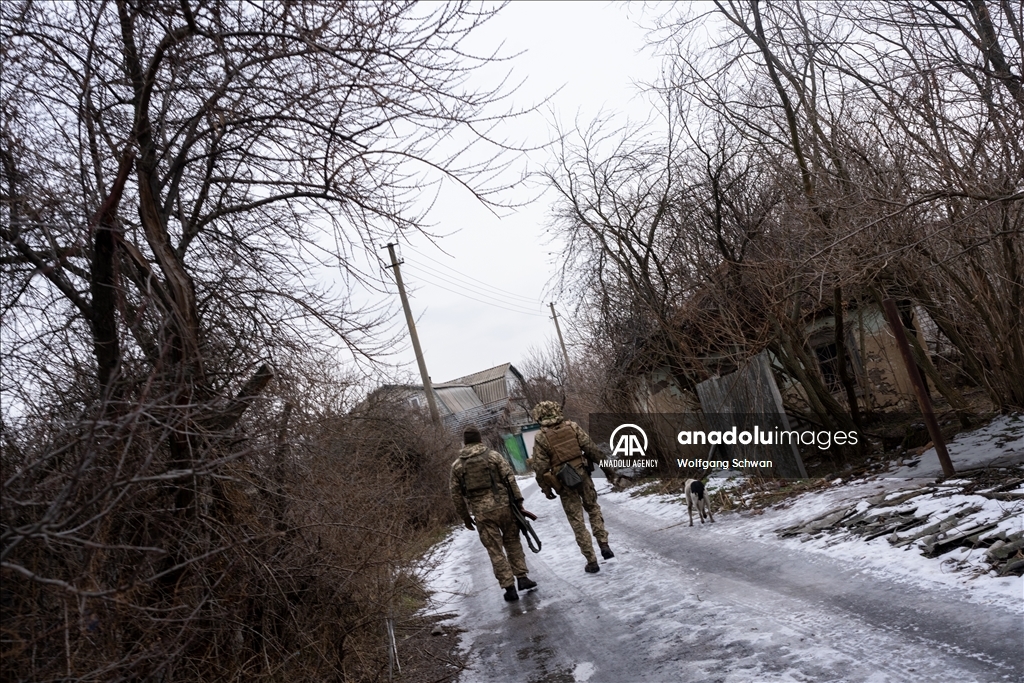 ئاژانسی ئانادۆڵو گرته‌ی سه‌ربازانی سوپای ئۆكراینای له‌ هێڵی به‌رگری ستانیتسیای تۆمار كرد
