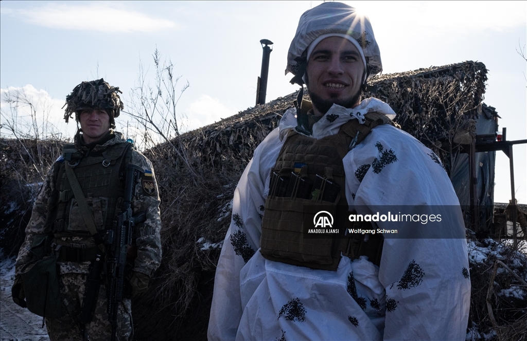 Donetsk yakınlarındaki cephe hattında görev yapan Ukraynalı askerler