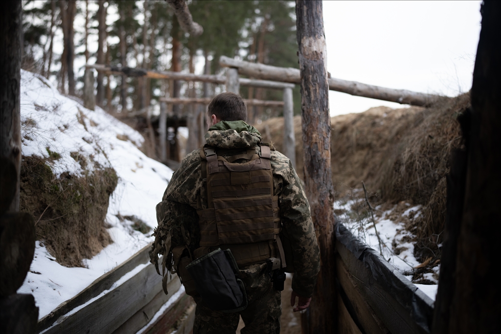 AA filmon vijën e frontit në zonën Stanytsia Luhanska në Donbas të Ukrainës