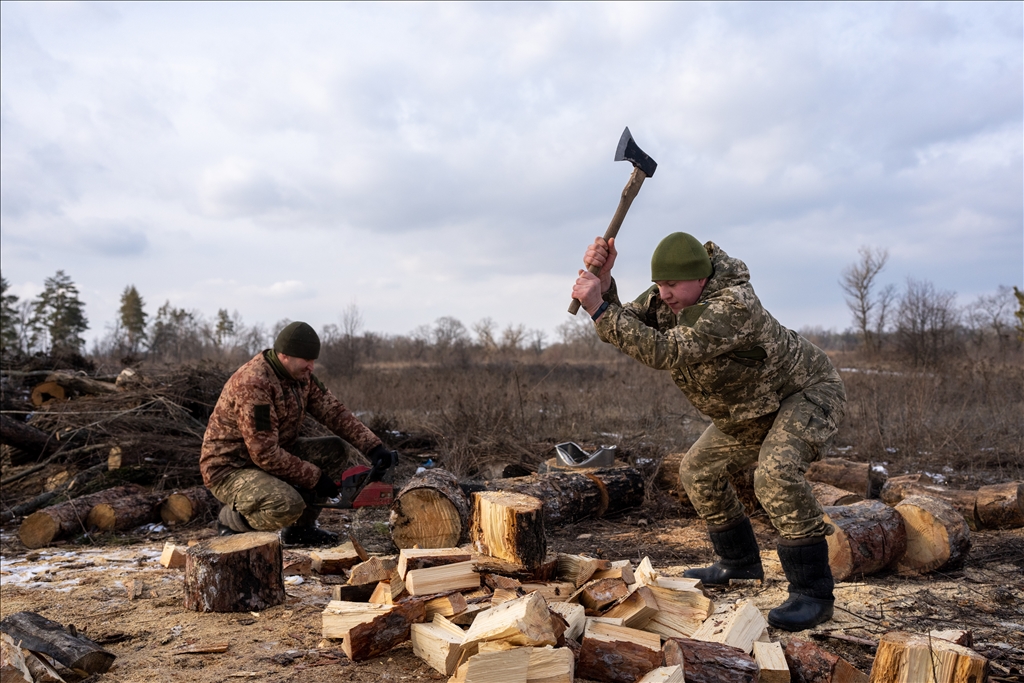 AA filmon vijën e frontit në zonën Stanytsia Luhanska në Donbas të Ukrainës