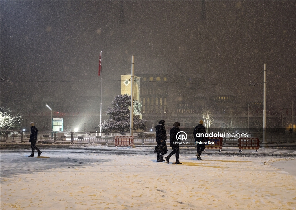 İstanbul'da kar yağışı aralıklarla devam ediyor