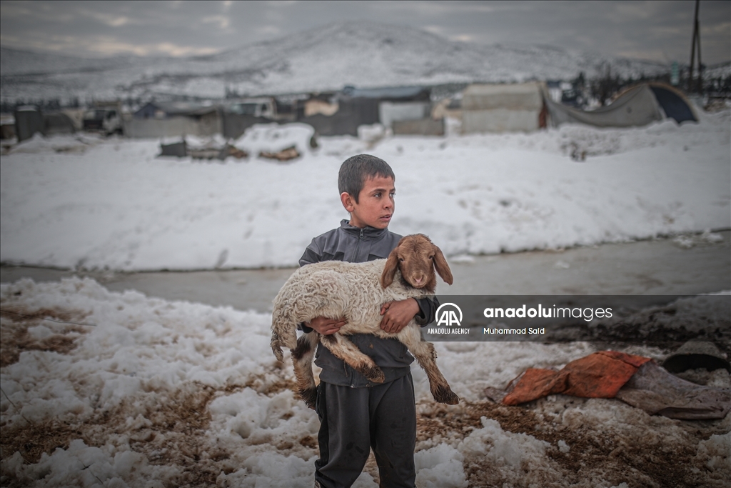 Des réfugiés syriens vivant dans des tentes souffrent des conditions hivernales extrêmes à Alep