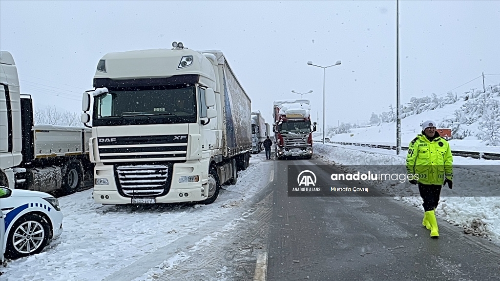 Samsun-Ankara kara yolunda kar nedeniyle ulaşım güçlükle sağlanıyor