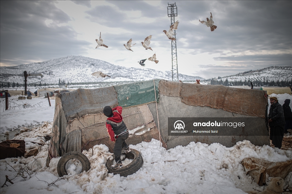 Des réfugiés syriens vivant dans des tentes souffrent des conditions hivernales extrêmes à Alep