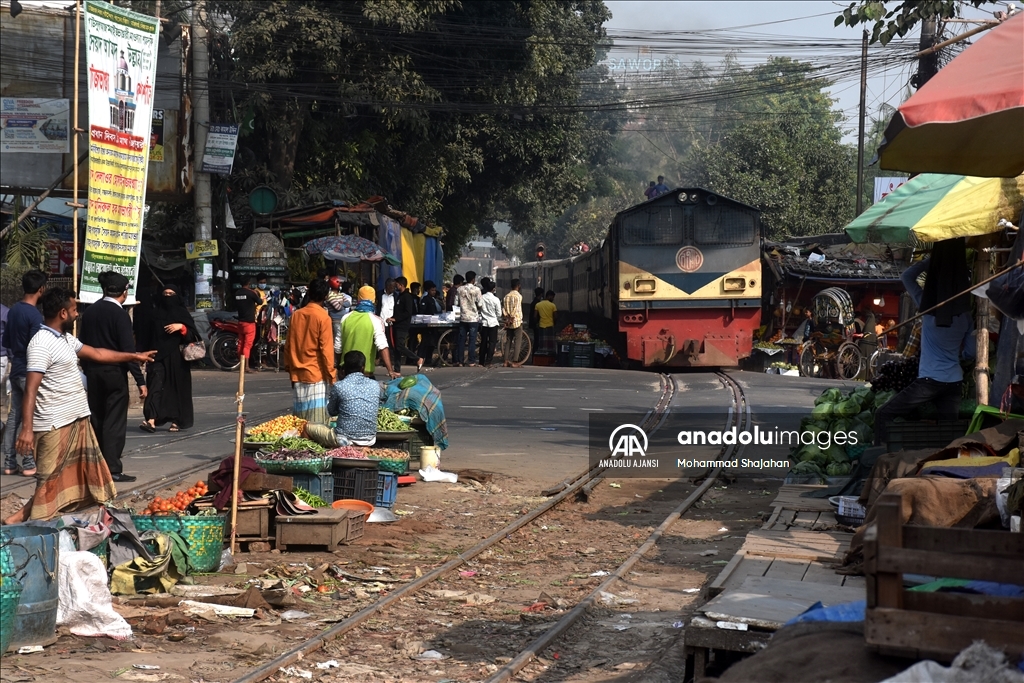 Chittagong'da tren hattının içinden geçtiği pazar