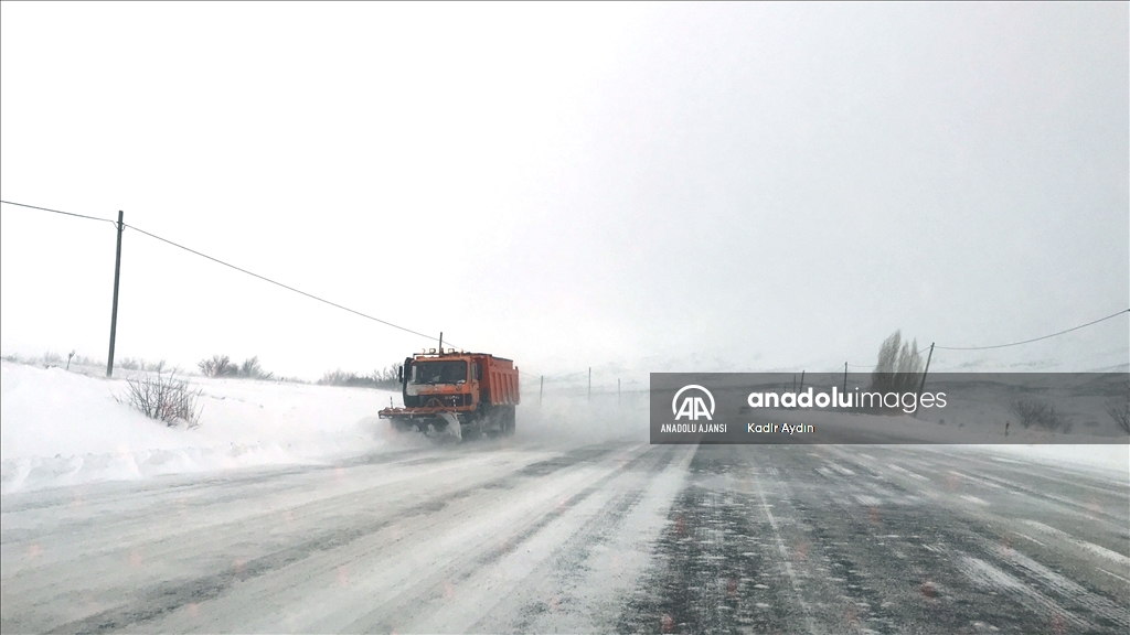 Malatya-Adıyaman kara yolu yoğun kar nedeniyle ulaşıma kapandı
