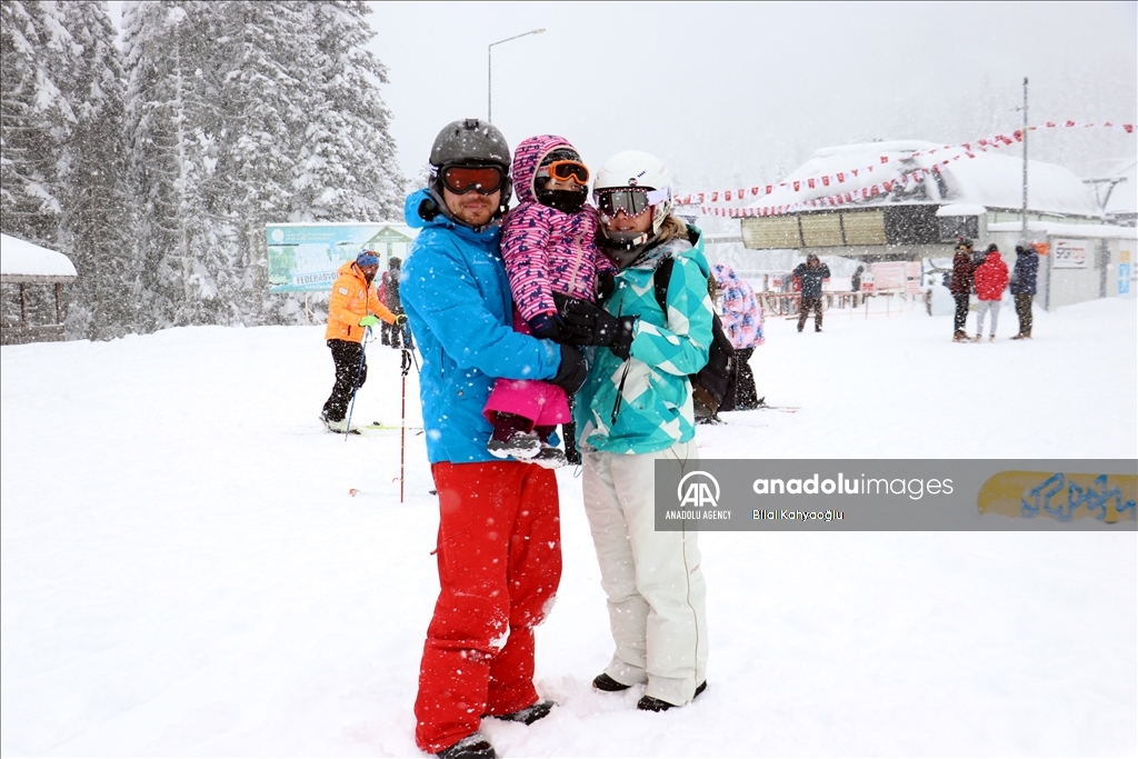 قام عشاق الرياضة الشتوية من زوار مركز