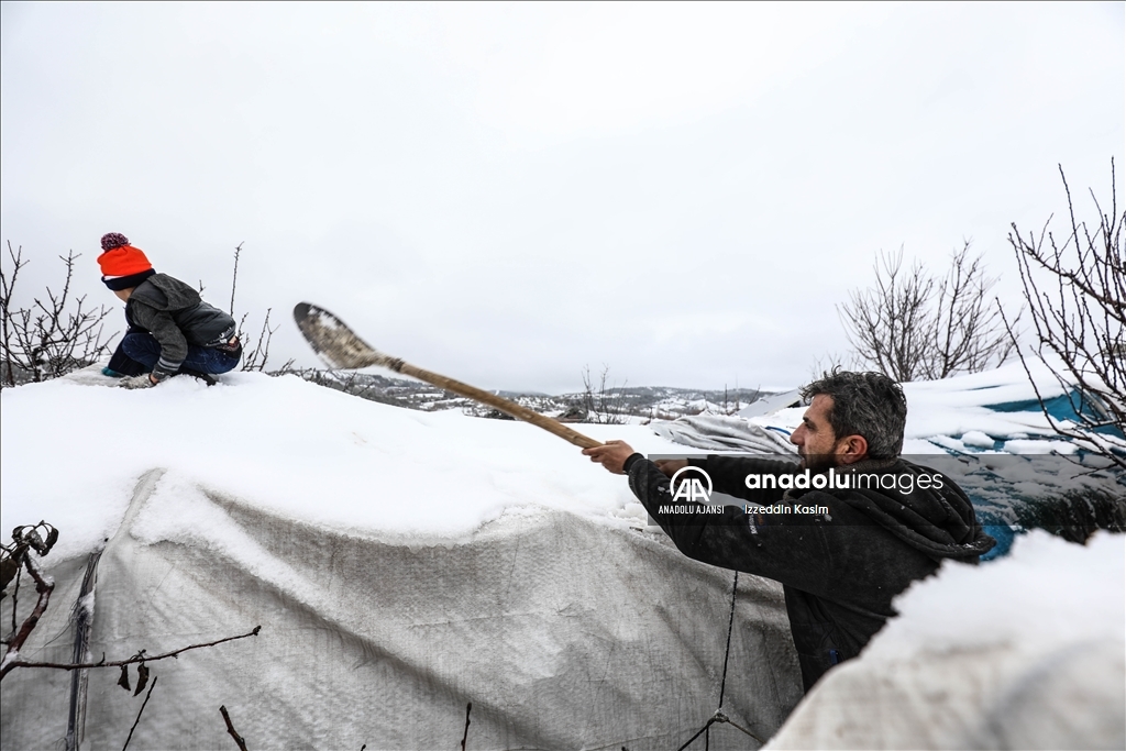 Çadırlarda yaşayan Suriyelilerin kışla çetin sınavı sürüyor