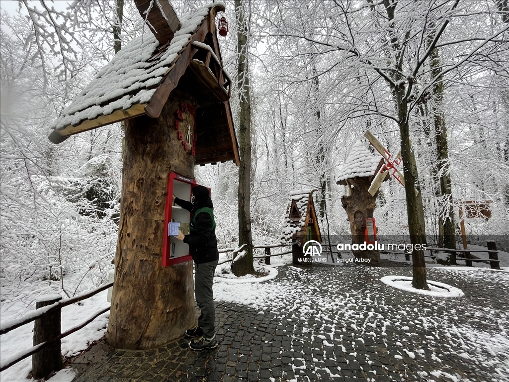 Kocaeli'deki Ormanya ziyaretçilerini karla kaplı güzelliğiyle ağırlıyor