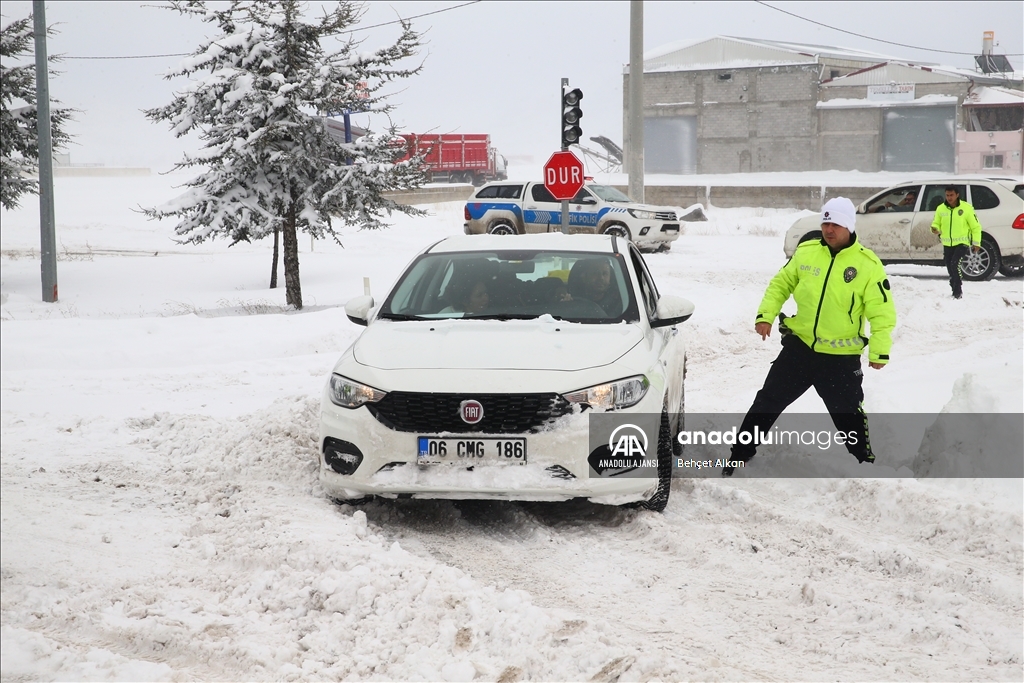 Nevşehir-Aksaray kara yolunda kar ve tipi nedeniyle ulaşım kontrollü sağlanıyor