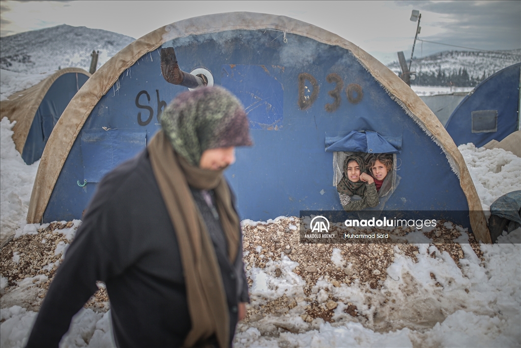 Des réfugiés syriens vivant dans des tentes souffrent des conditions hivernales extrêmes à Alep