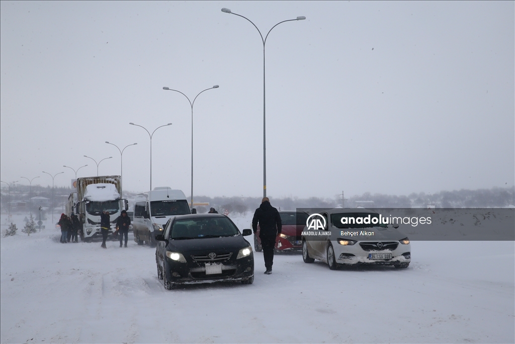Nevşehir-Aksaray kara yolunda kar ve tipi nedeniyle ulaşım kontrollü sağlanıyor