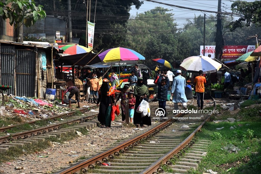 Chittagong'da tren hattının içinden geçtiği pazar