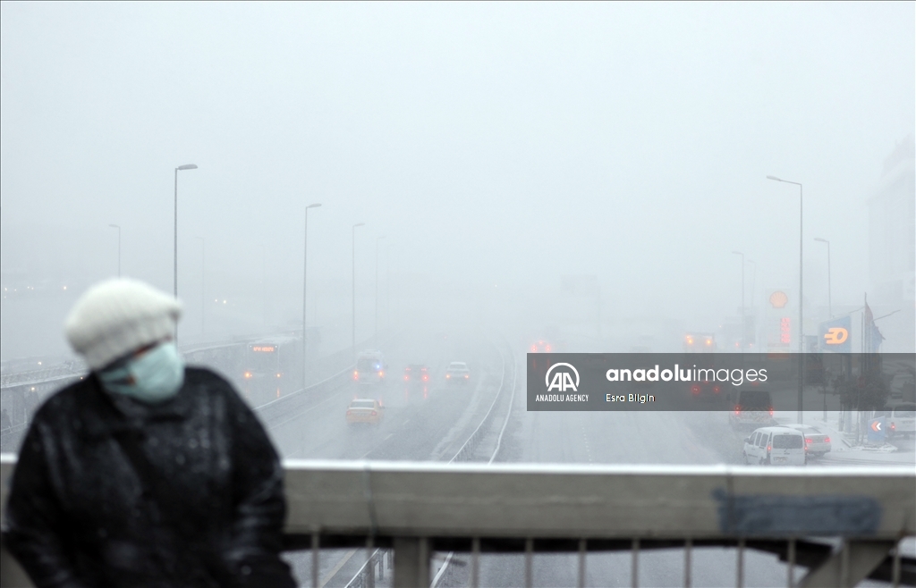 ازدحام مروري في إسطنبول جراء الثلوج