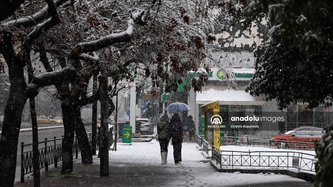 Atina'da kar yağışı
