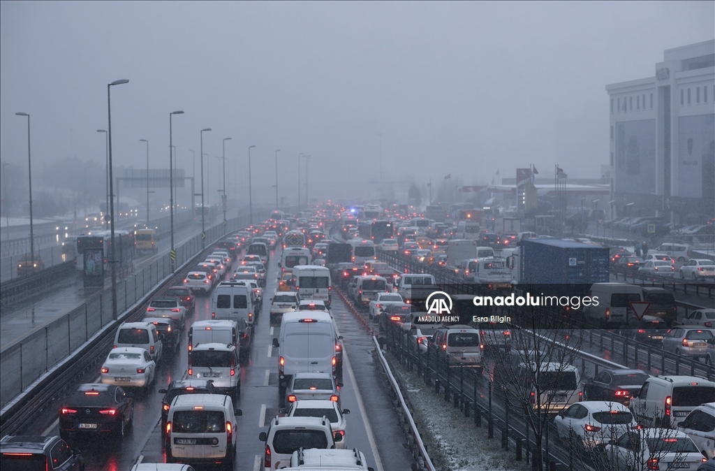 ازدحام مروري في إسطنبول جراء الثلوج