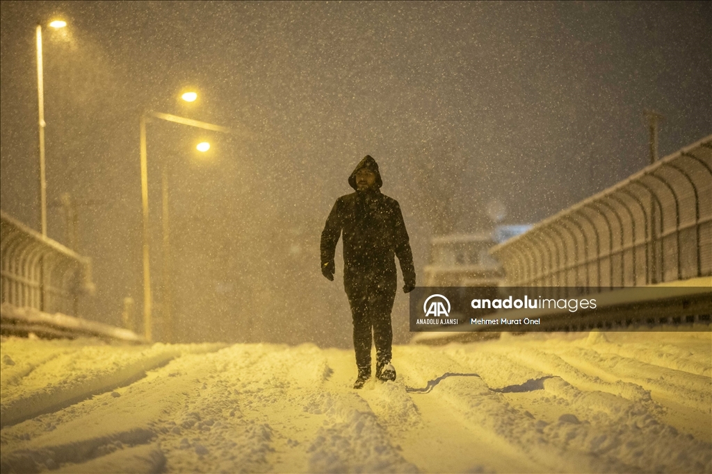 İstanbul'da kar yağışı ulaşımda aksamalara neden oluyor