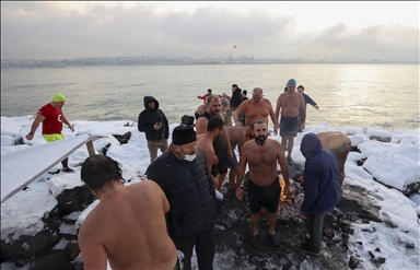 إسطنبول.. أتراك يتحدون البرد بالسباحة رغم الثلوج
