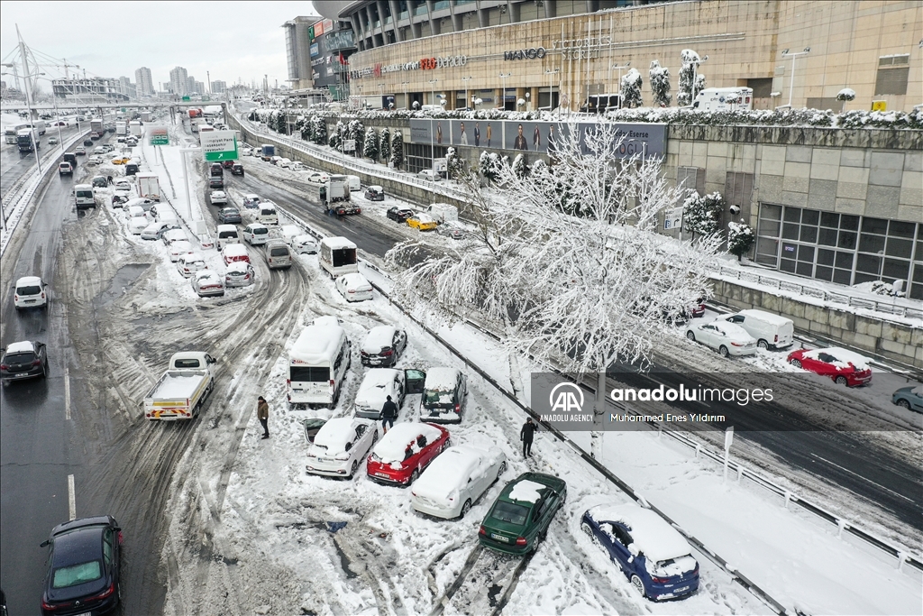 الثلوج تكسو إسطنبول بالبياض