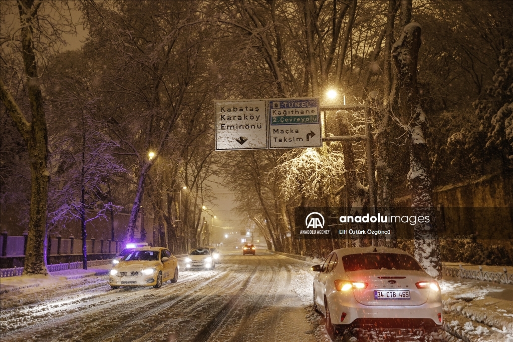 Heavy snow hits Turkiye’s Istanbul