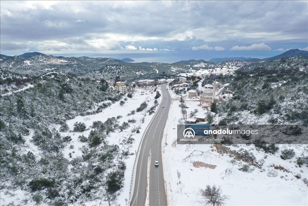Antalya ve ilçelerinde kar yağışı etkili oldu