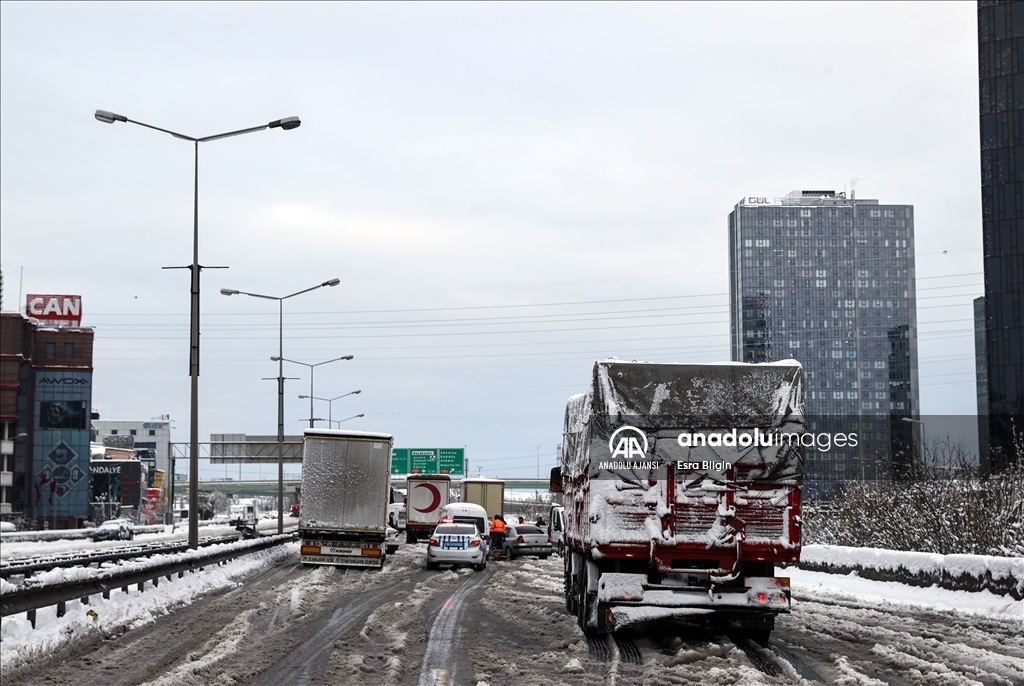 İstanbul'da kar yağışı Mahmutbey bölgesinde hayatı olumsuz yönde etkiledi